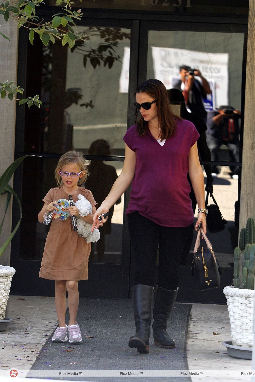 Jennifer Garner takes her daughter Violet Affleck to the dentist | Picture 112705